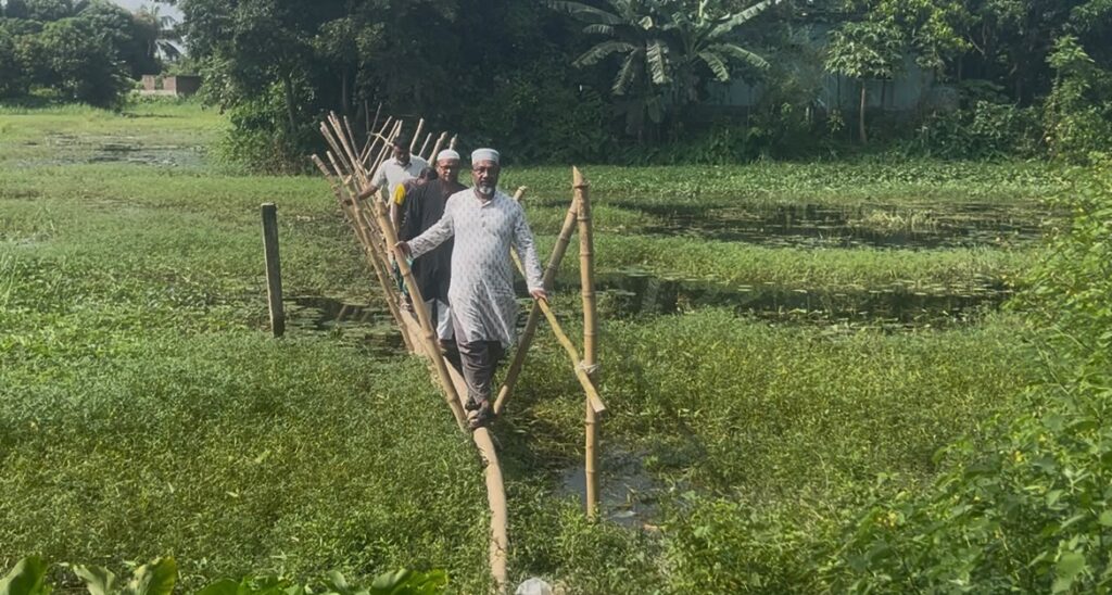 গজারিয়ায় দূর্ভোগ লাগবে সাঁকো নির্মাণ করে দিলেন চেয়ারম্যান প্রার্থী নাজিম লাভলু
