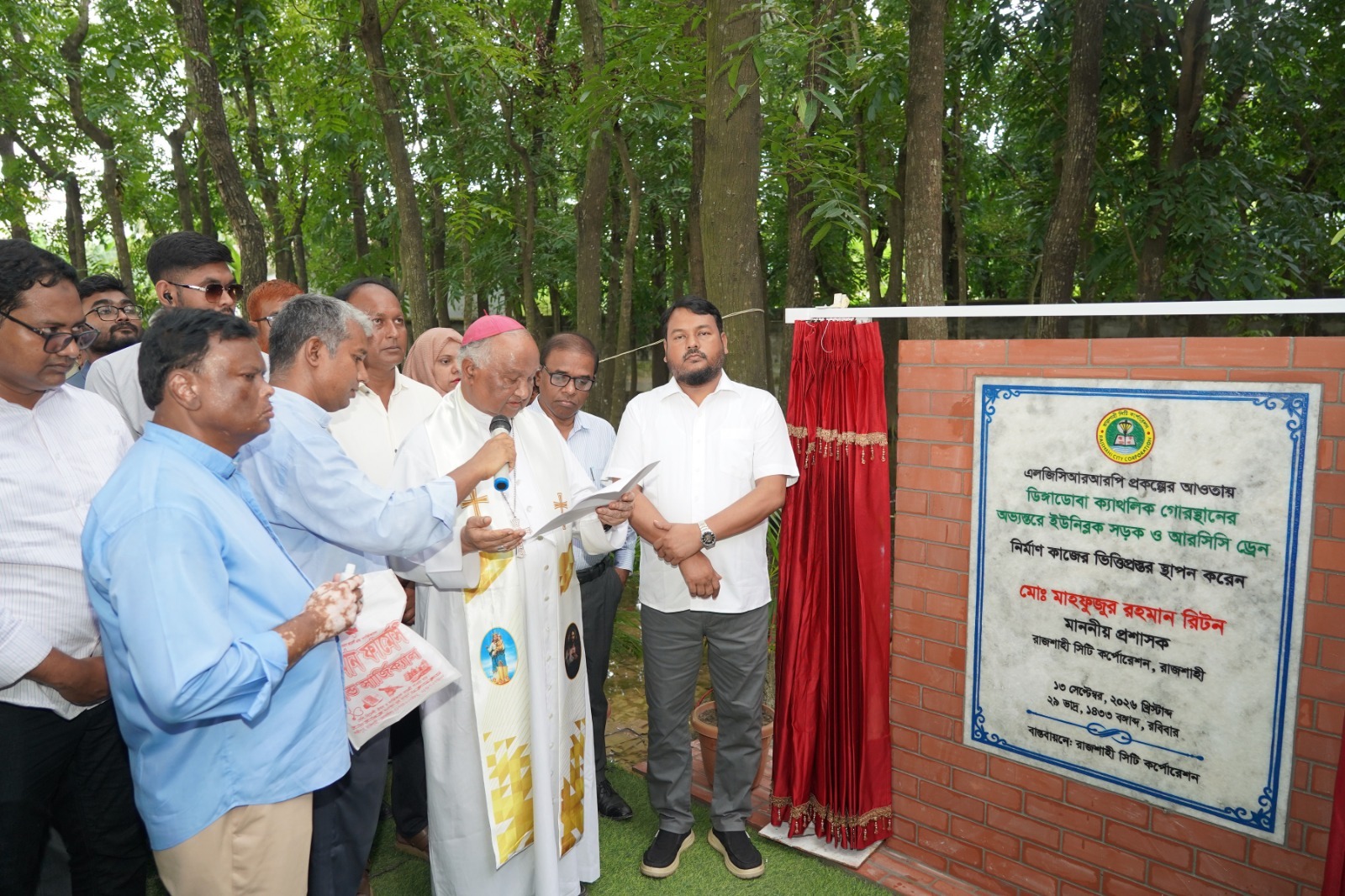 ডিঙ্গাডোবা ক্যাথলিক গোরস্থানে সড়ক ও ড্রেন নির্মাণ কাজের ভিত্তিপ্রস্তর স্থাপন করলেন রাসিক প্রশাসক