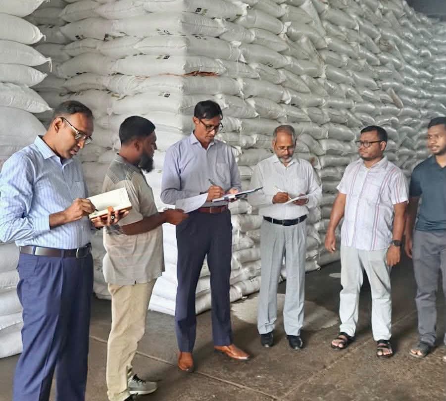 রাজশাহীতে সারের কোনো সংকট নেই, গুদামে পর্যাপ্ত মজুত: বিভাগীয় কমিশনার