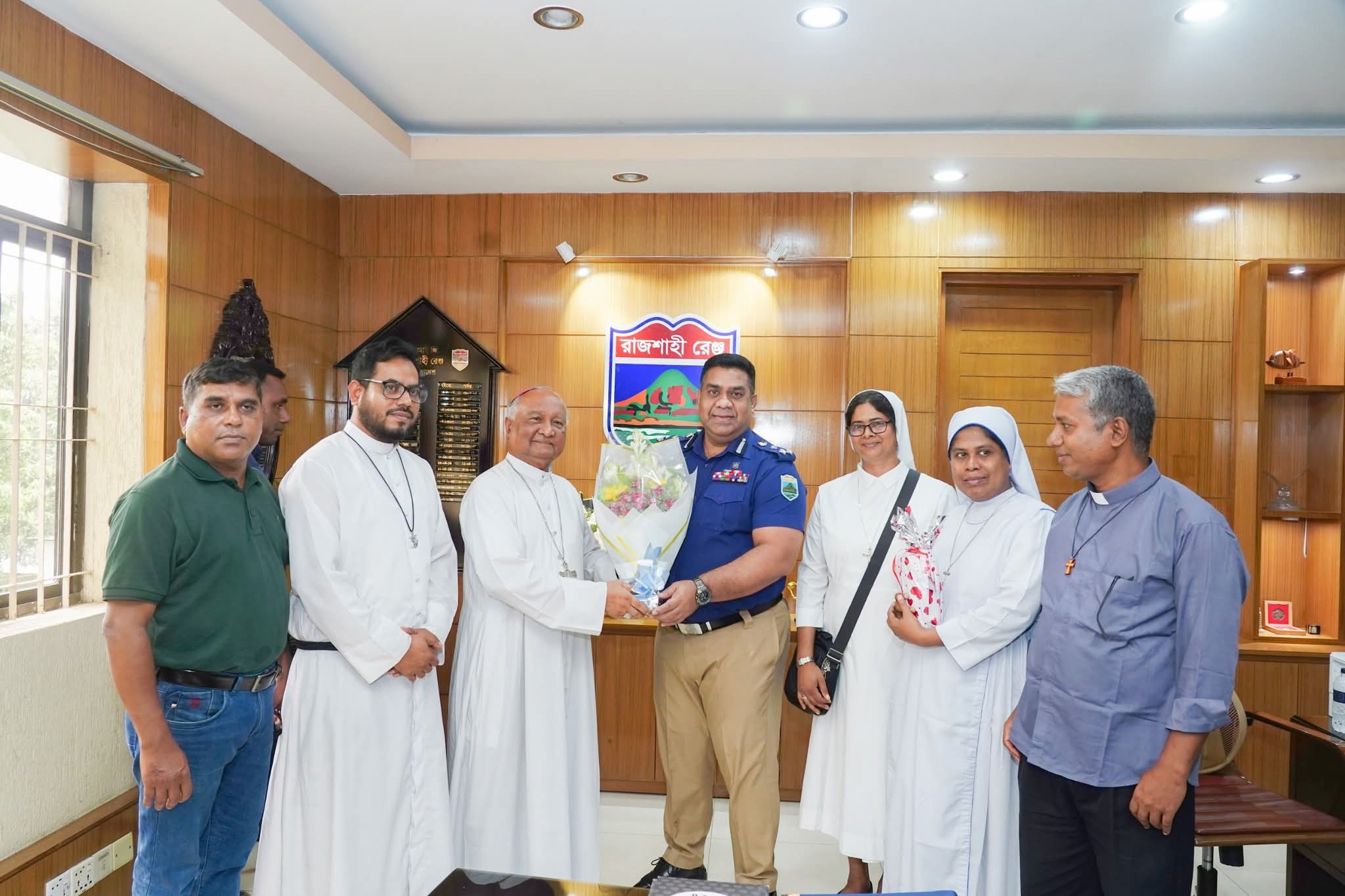 রাজশাহী রেঞ্জ ডিআইজির সঙ্গে বিশপ জের্ভাস রোজারিওর সৌজন্য সাক্ষাৎ