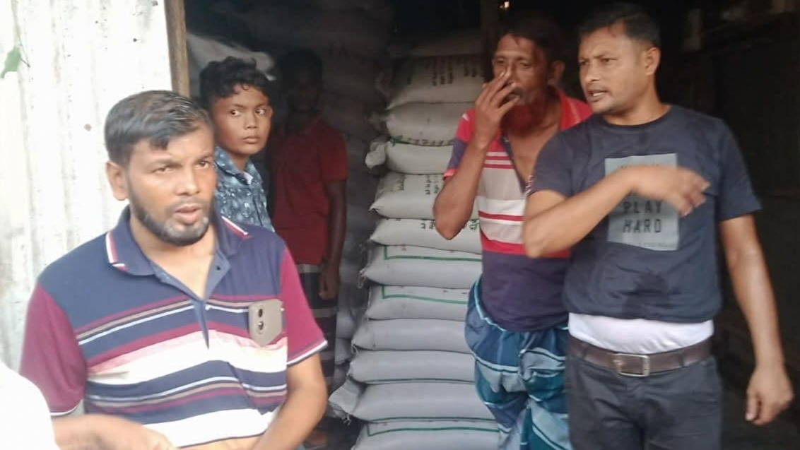 মাগুরায় ২৮৮ বস্তা সার উদ্ধার,ব্যবসায়ীকে জরিমানা ও কারাদণ্ড