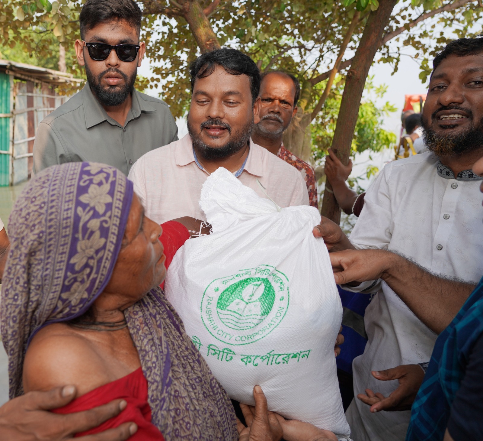 রাজশাহী পদ্মার পানি বৃদ্ধি: তালাইমারিতে বন্যার্তদের মাঝে রাসিক প্রশাসকের খাদ্য সামগ্রী বিতরণ