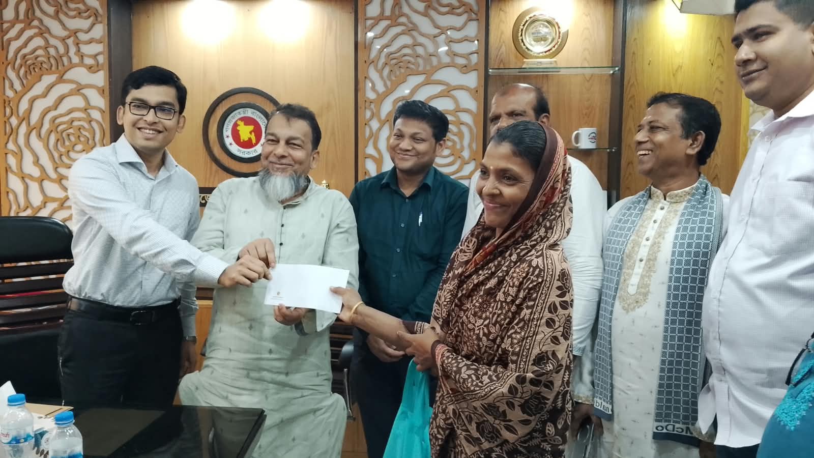 ‎ফরিদগঞ্জে দুঃস্থ ও অসহায় নারীদের মাঝে আর্থিক সহায়তার চেক বিতরণ করেন  এম এ হান্নান এমপি