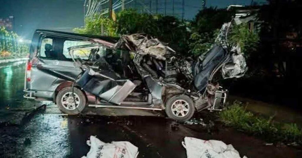 চট্টগ্রামে অনুষ্ঠান শেষে ফেরার পথে কাভার্ডভ্যান ও মাইক্রোবাসের মুখোমুখিতে নিহত-৪