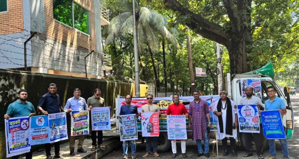 চট্টগ্রামে বকেয়া পরিশোধের দাবিতে গ্রামীণফোনের সাবেক কর্মীদের ‘পথে পথে প্রতিবাদ’