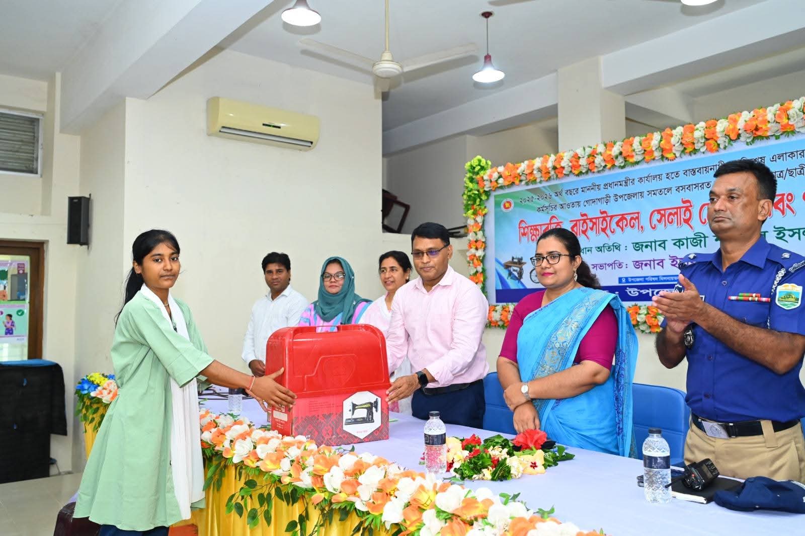 রাজশাহী গোদাগাড়ীতে জেলা প্রশাসকের উন্নয়ন কার্যক্রম পরিদর্শন ও সরকারি সহায়তা বিতরণ