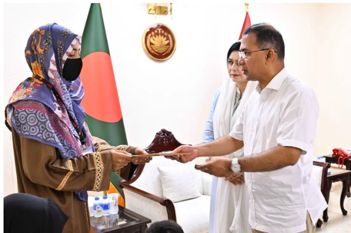 ফায়ারিং সময় গোলা বিস্ফোরণে শহীদ দুই সেনাসদস্যের পরিবারকে প্রধানমন্ত্রীর আর্থিক অনুদান