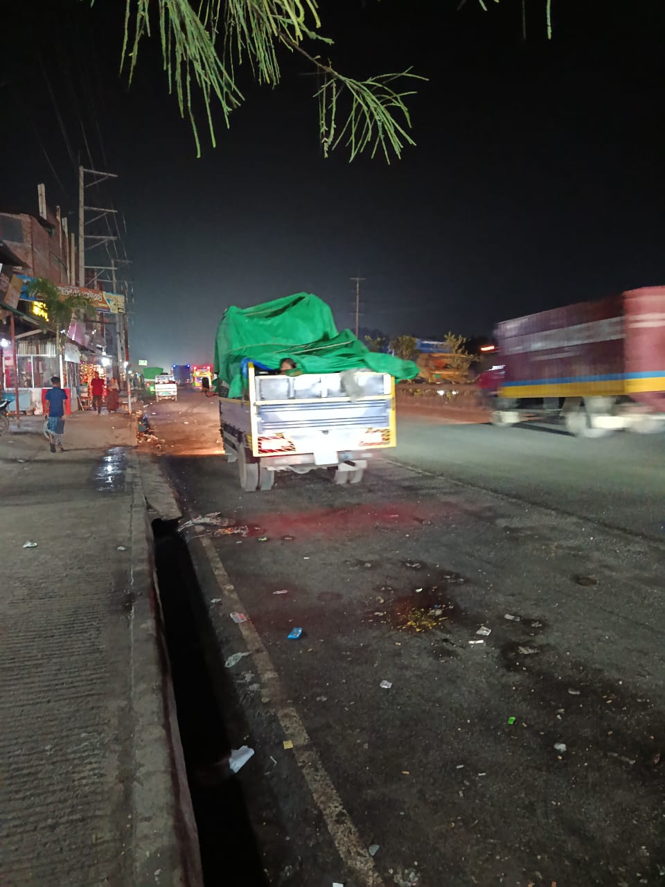 মালবাহী ট্রাকে যাত্রী পরিবহন সম্পূর্ণ নিষিদ্ধ, কঠোর ব্যবস্থা নেওয়া হচ্ছে’: নাওজোর হাইওয়ে ওসি