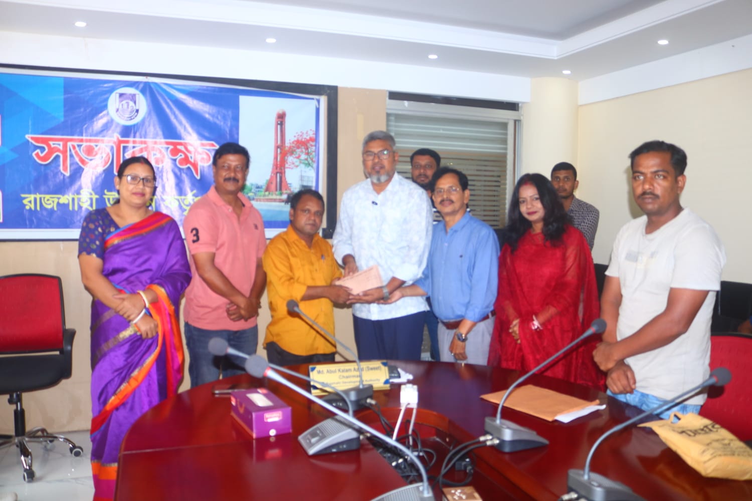 শারদীয় দুর্গাপূজা উপলক্ষে পূজামণ্ডপে আরডিএ চেয়ারম্যানের আর্থিক সহায়তা