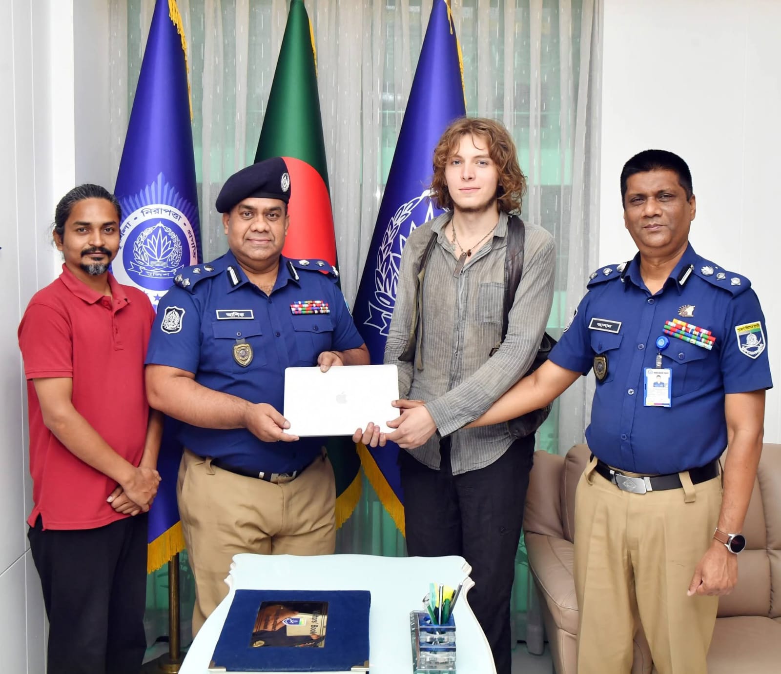নাটোরে জার্মান পর্যটকের হারানো ল্যাপটপ উদ্ধার, আইজিপির হস্তান্তর অনুষ্ঠানে রাজশাহী রেঞ্জ ডিআইজি